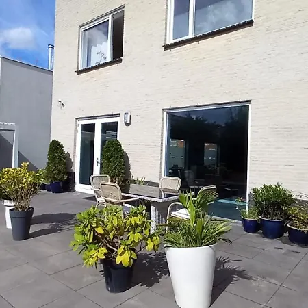 Luxury Villa, Free Parking, Close To The Center Couette-café La Haye
